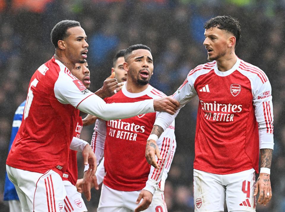 星空体育下载-9场不败！阿森纳4-1逆转英冠队进足总杯32强 马丁内利戴帽+中柱